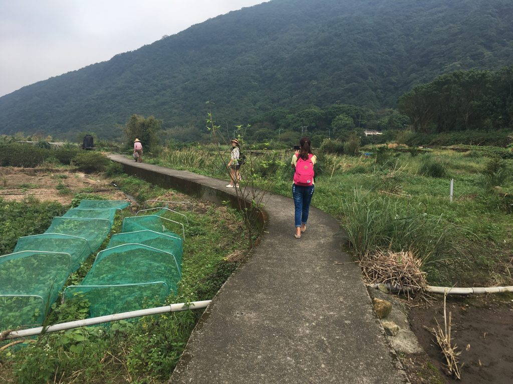 山に囲まれた地域を歩く人達