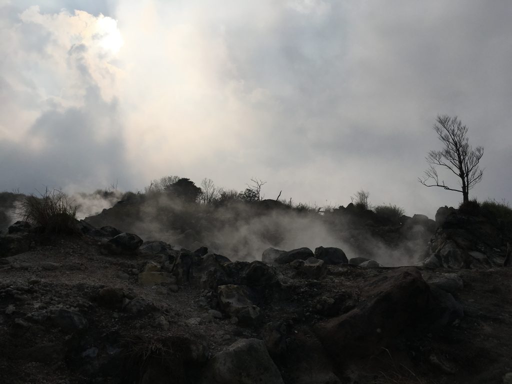 温泉の煙が出ている岩場