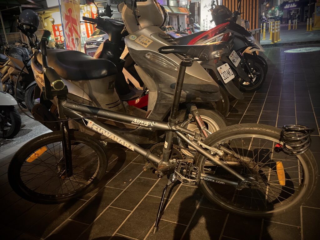 黒い自転車の停車している写真