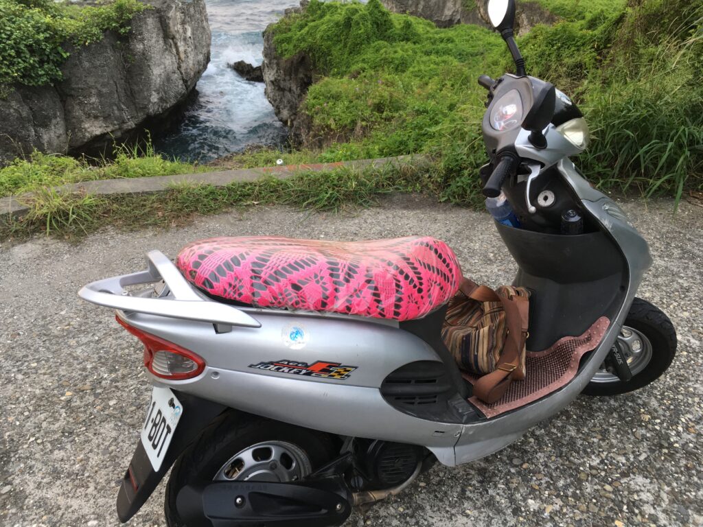 停車している借りたバイクの写真