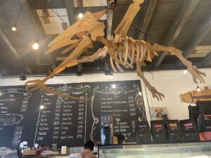 トリケラトプスの骨の飾りとカフェのメニュー